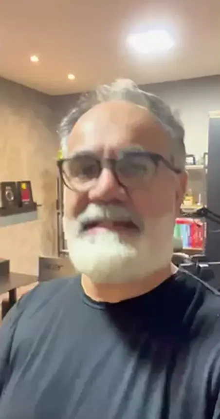 Gravação original no escritório, de camiseta preta
