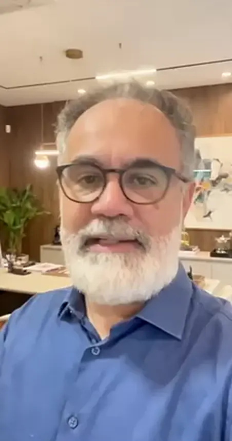 Versão com IA: de camisa social azul em outro escritório