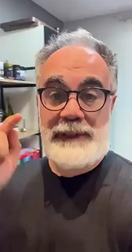 Gravação original no escritório, de camiseta preta