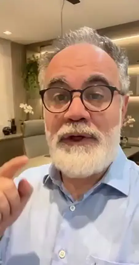 Versão com IA: de camisa clara em outra sala