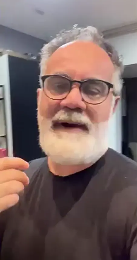 Gravação original no escritório, de camiseta preta