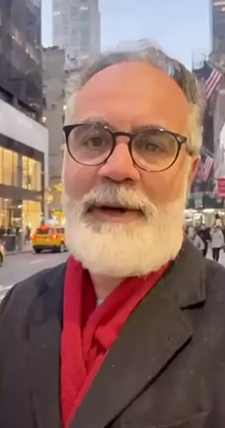 Versão com IA: de blazer e cachecol vermelho numa rua de Nova York