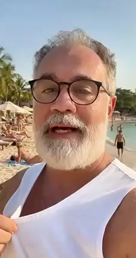 O mesmo vídeo transformado com IA: Bruno na praia, de regata branca